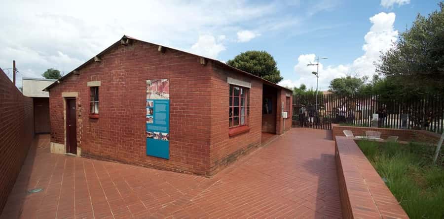 Apartheid Museum & Soweto Tour with Hotel Pickup - What the five-hour schedule feels like