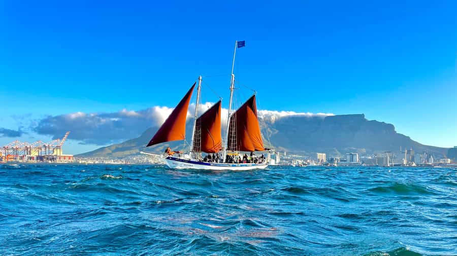 Cape Town: 1 Hour Table Bay Sailing Tour - Leaving the harbour and finding your view