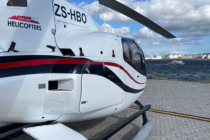 Cape Town: 25min Helicopter Flight with Complimentary Boat Cruise - Returning past the mountain and Constantia Valley