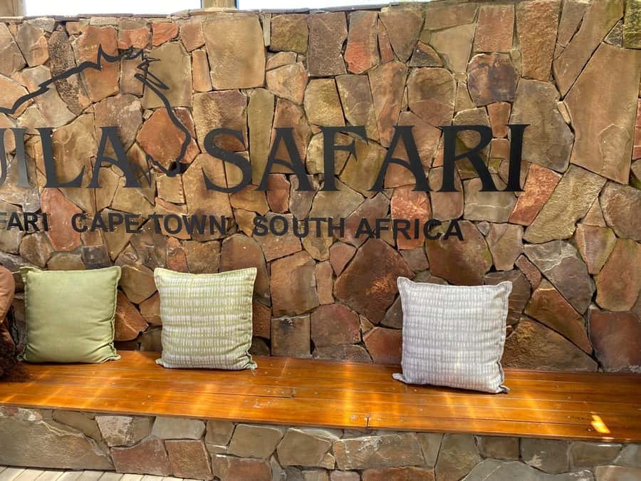 Cape Town: Aquila Game Reserve & V&A Waterfront Tour w/Lunch - Breakfast, welcome drinks, and buffet lunch