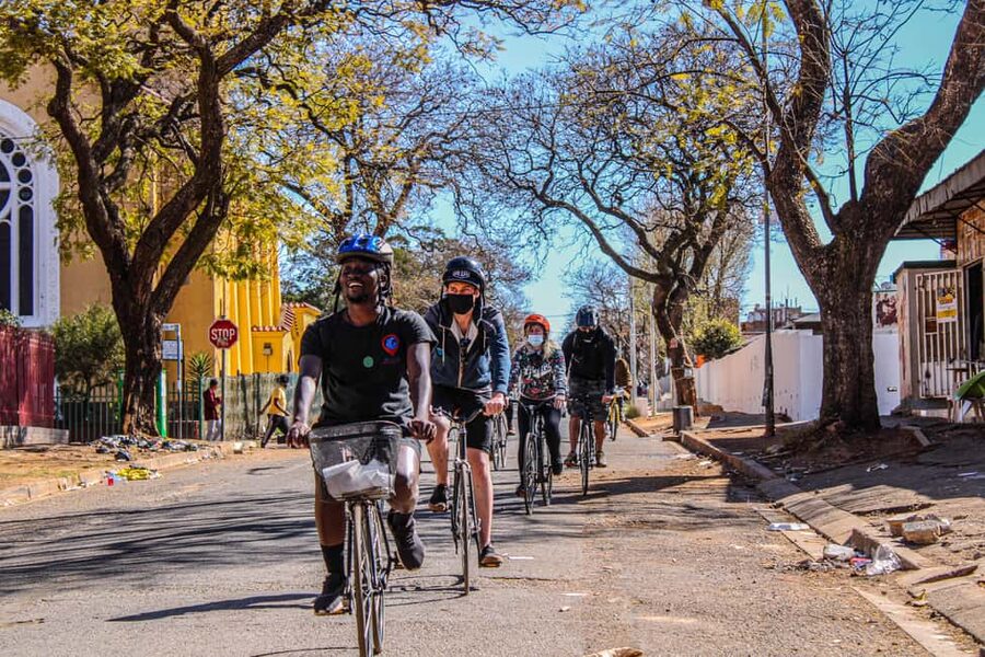 Cape Town: bicycle or E-scooter History Tour with Coffee - Coffee, guide quality, and the human side of the tour