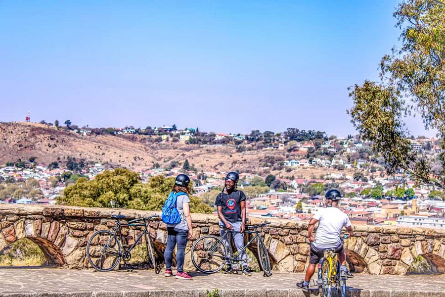 Cape Town: bicycle or E-scooter History Tour with Coffee - What the $58 price really covers
