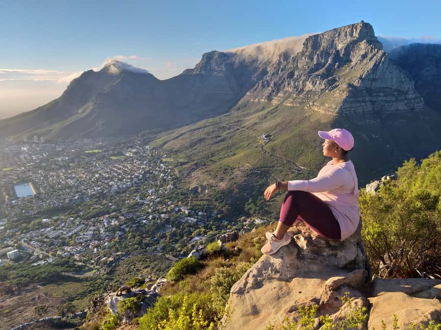 Cape Town: Lion's Head Sunrise Hike - Reaching the 670-meter summit for sunrise