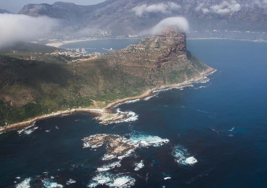 Cape Town: Ocean Safari in Hout Bay - The boat ride beneath Cape Peninsula cliffs