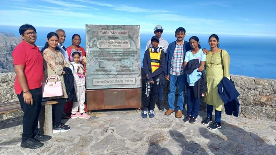 Cape Town Table Mountain Penguins & Cape Point All-inclusive - Cape Point offers a choice at the lighthouse