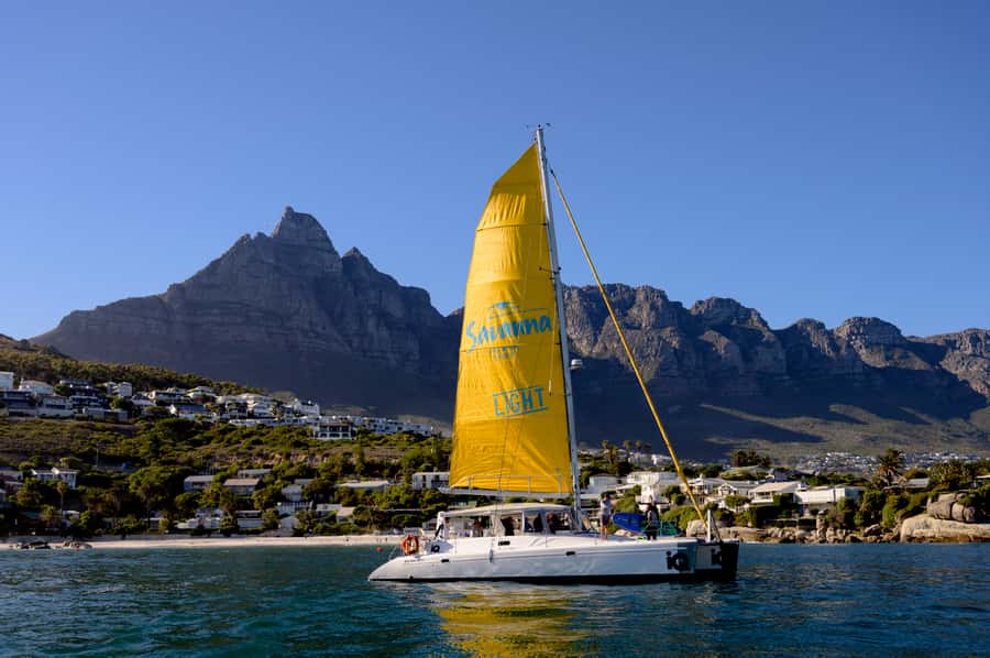 Cape Town: V&A Waterfront 1-Hour Scenic Cruise - The first views: harbour, mountain, and city
