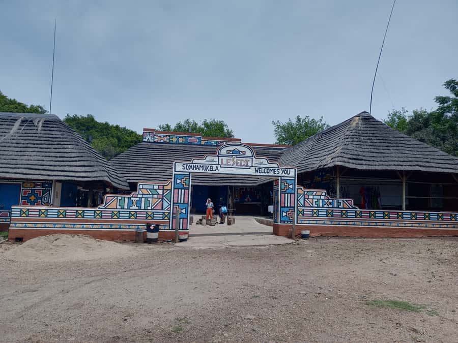 From Johannesburg: Lesedi Cultural Village & Lion Park Tour - The 13:30 African lunch