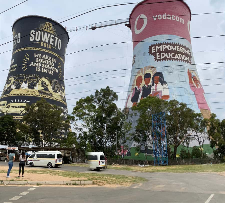 full day tour Johannesburg et soweto township - Soweto Towers and FNB Stadium