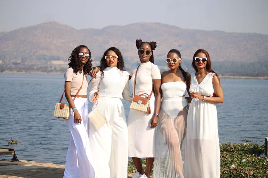 Hartbeespoort Dam: The Luxury Alba Boat Cruise with Food - Starting on the lawn with sparkling wine
