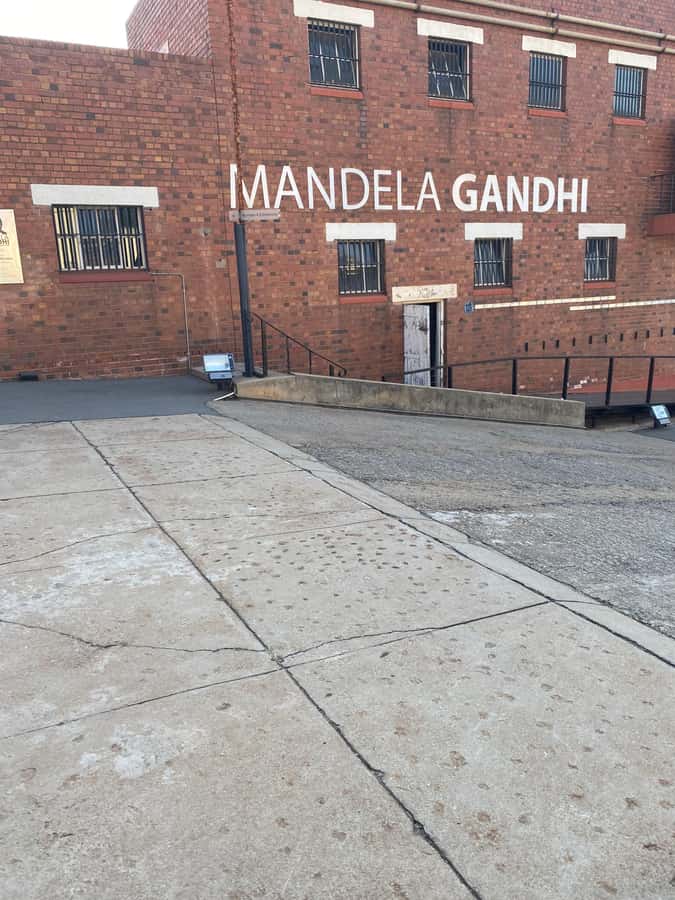 Johannesburg: Full-Day Tour with Soweto and Apartheid Museum - Lunch and the road into Soweto
