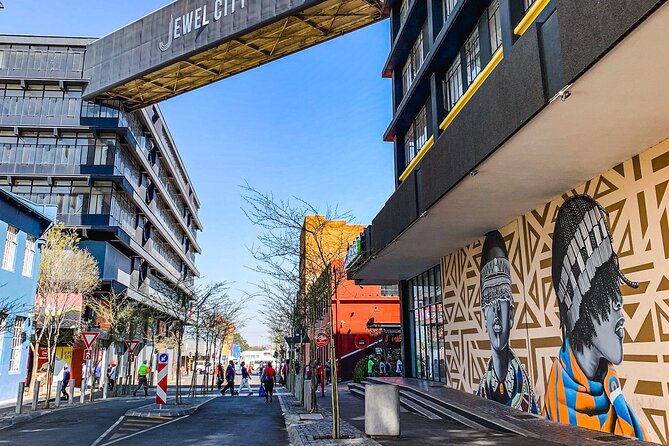 Johannesburg: Maboneng Street Art & Culture Tour - Cosmopolitan Lounge and the social side of the route