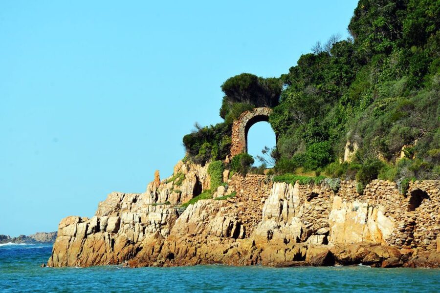Knysna Heads and Estuary Adventure - The rugged sandstone walls of the Knysna Heads