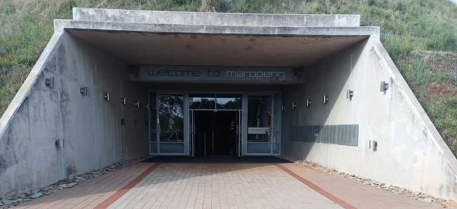 Pretoria/Sandton: Cradle of Humankind & Sterkfontein Caves - Going underground at Sterkfontein Caves
