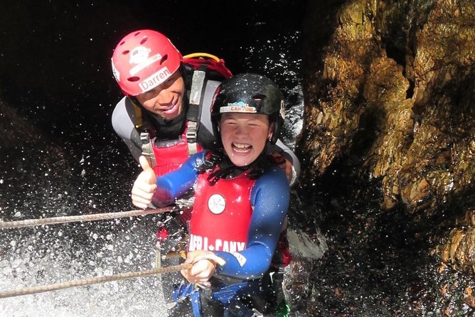 Short Canyoning Trip in The Crags - Swimming through the ancient river gorge