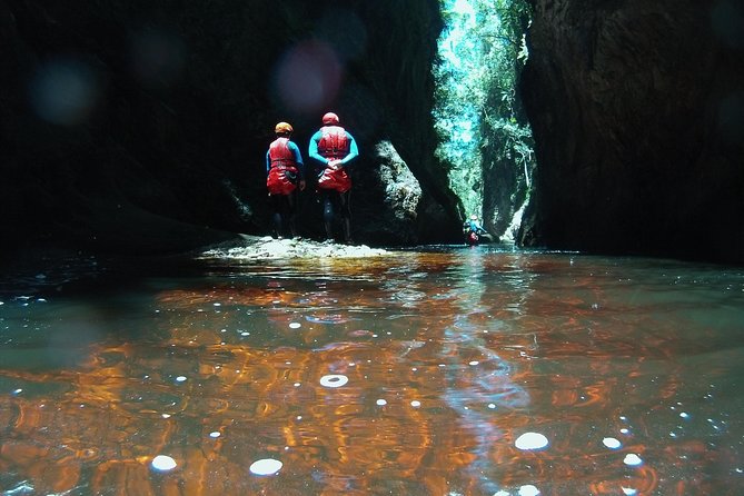 Short Canyoning Trip in The Crags - Wetsuits, helmets, and the first abseil