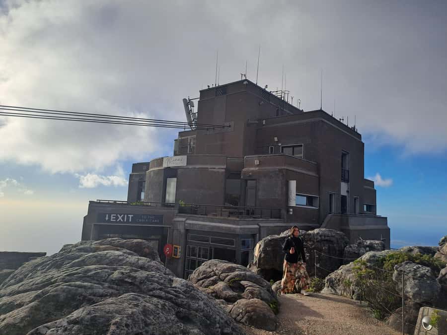 Table Mountain Cable Car Ticket with Transfer - Eating and browsing above Cape Town